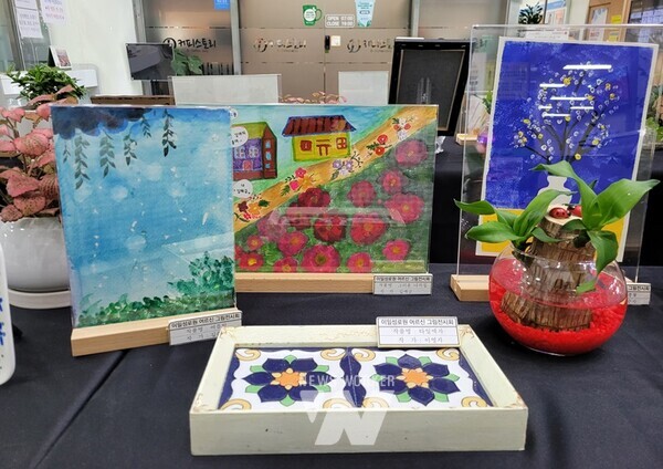 광주시 동구(청장 임택)는 사회복지법인 이일성로원(이사장 손문권)의 어르신 10명이 손수 만든 그림, 소품 작품을 선보이는 특별전을 오는 21일까지 구청 1층 로비에서 진행한다