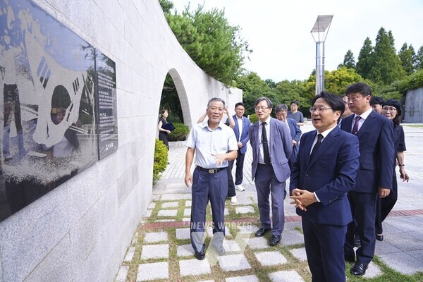 강기정 광주광역시장이 지난 8월16일 오후 부산광역시 중구 부산민주공원을 방문해 넋기림마당을 참배한 뒤 추모시설을 둘러보고 있다./광주광역시 제공