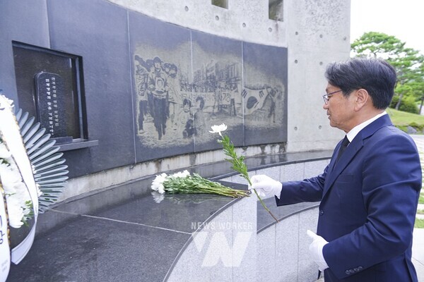 강기정 광주광역시장이 지난 8월16일 오후 부산광역시 중구 부산민주공원을 방문해 넋기림마당을 참배한 뒤 추모시설을 둘러보고 있다./광주광역시 제공