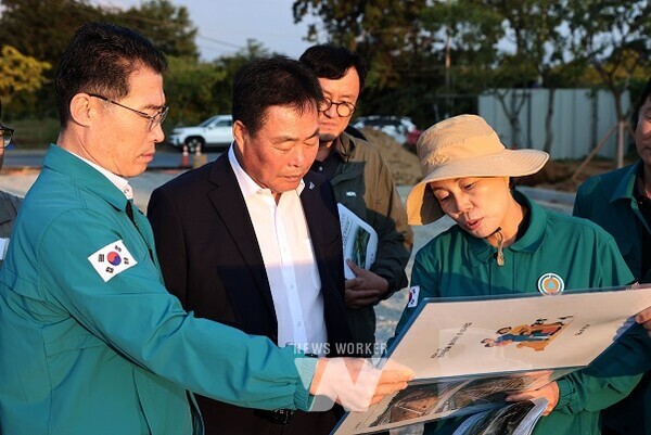 사업장 현장 점검을 하고 있는 김산 군수