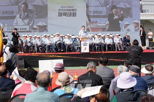 김영록 전라남도지사가 16일 나주종합스포츠파크 종합운동장에서 열린 ‘제13회 전국지체장애인체육대회’에서 인사말을 하고 있다.