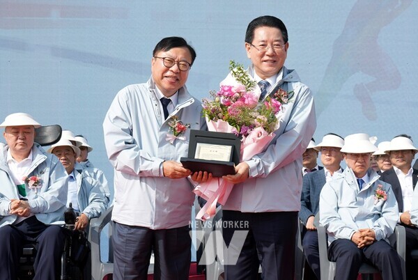 김영록 전라남도지사가 16일 나주종합스포츠파크 종합운동장에서 열린 ‘제13회 전국지체장애인체육대회’에서 황재연 한국지체장애인협회 중앙회장으로부터 감사패를 받고 기념촬영을 하고 있다.
