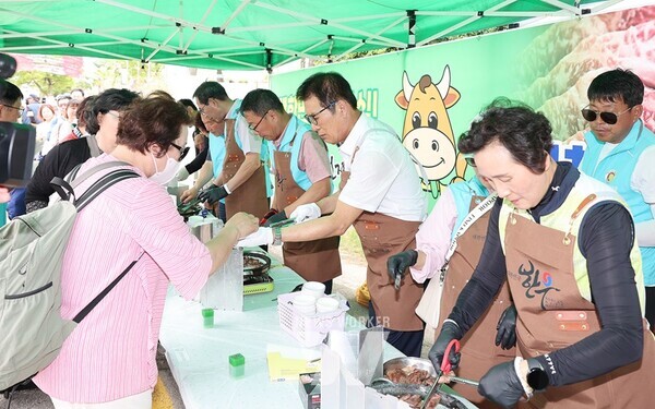 전남 함평군이 2024 대한민국 국향대전 축제 기간 중 관광객들의 입맛과 즐거움을 사로잡을 한우고기 소비촉진 행사를 다채롭게 개최한다.