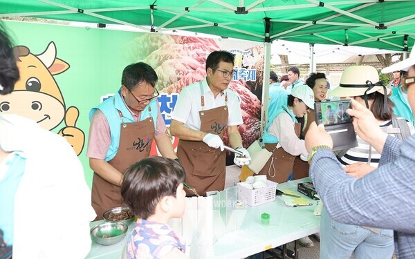 전남 함평군이 2024 대한민국 국향대전 축제 기간 중 관광객들의 입맛과 즐거움을 사로잡을 한우고기 소비촉진 행사를 다채롭게 개최한다.