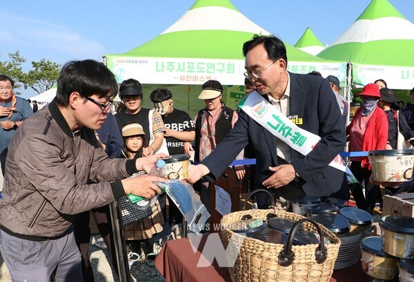 컵누룽지와 뻥튀기를 시민들께 손수 나눠주는 윤병태 나주시장(사진제공-나주시)