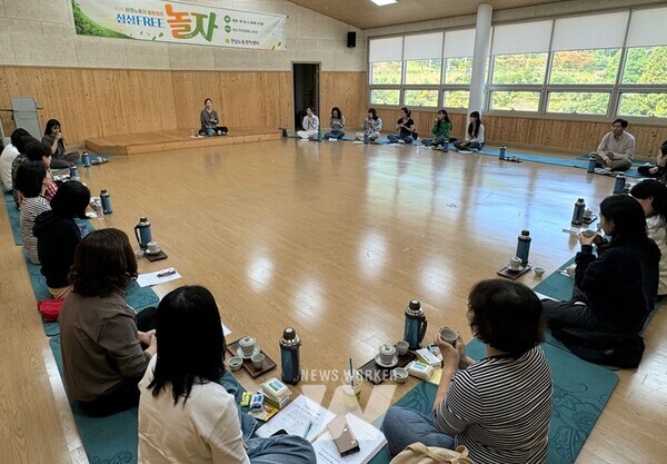 전라남도와 전남노동권익센터는 16일 보성 제암산휴양림에서 도 출자·출연기관 직원을 대상으로 감정노동자 힐링캠프를 개최했다.