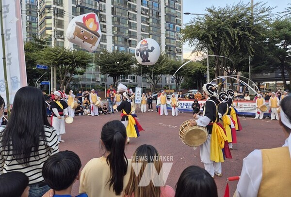 ‘광양원님 행차재현행사’가 제20회 광양숯불구이축제 개막일인 지난 11일 시연됐다