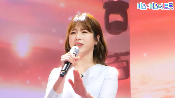 양지은의 '그 강을 건너지 마오' 무대 [사진=TV조선 공식 유튜브]