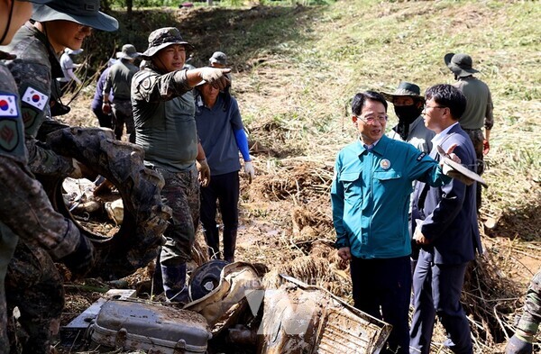 지난달 22일, 강진원 군수가 성전면 피해 현장을 찾아 피해 상황을 살펴보고 있다.