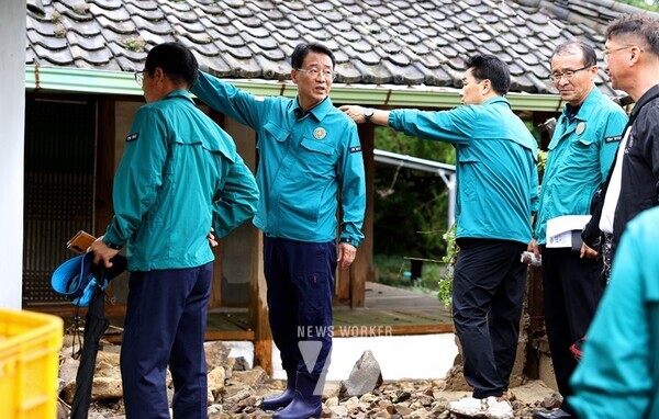 지난달 22일, 강진원 군수가 성전면 피해 현장을 찾아 피해 상황을 살펴보고 있다. 2. 지난달 24일, 강진원 군수가 작천면 교동 피해복구작업 현장을 찾았다.