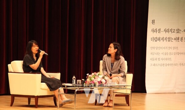 노벨문학상 수상자인 한강 작가가 7년 전 전남대학교가 주관한 ‘작가와의 대화’에 출연해 발언했던 내용들이 새삼 주목받고 있다.