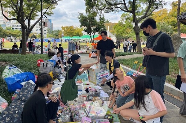 여수벼룩시장 참여자가 중고 물품 판매 수익을 기부하고 있다.
