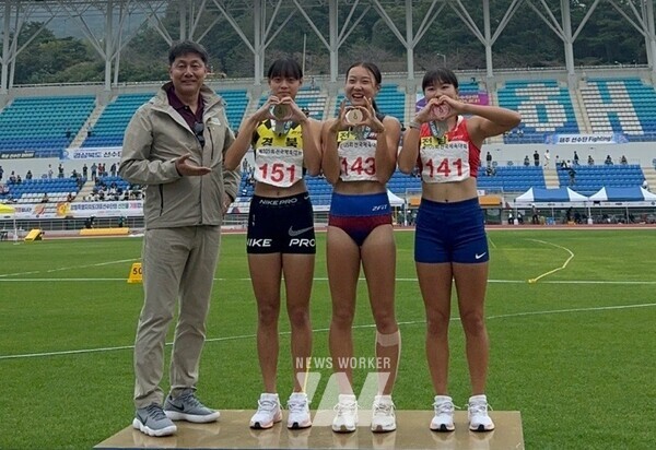 제105회 전국체육대회에서 육상 100m, 200m, 1600m 릴레이 종목 3관왕을 달성한 전남체고 이은빈 선수가 시상식 후 기념사진 촬영하고 있다.