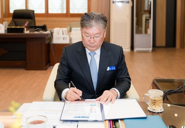 10·16 재보궐선거를 통해 취임한 제52대 장세일 영광군수는 ‘청렴 서약서’ 서명을 시작으로 군민을 위한 업무 시작의 펜을 들었다.