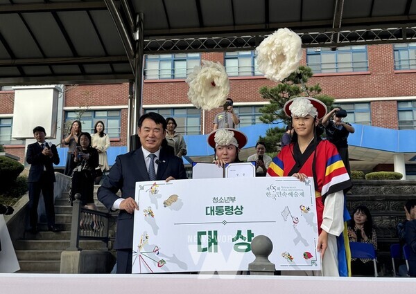 이정선 교육감은 17일 대촌중학교를 찾아 ‘제65회 한국민속예술제’에서 대상을 수상한 대촌중학교 풍물부 학생들을 격려했다.