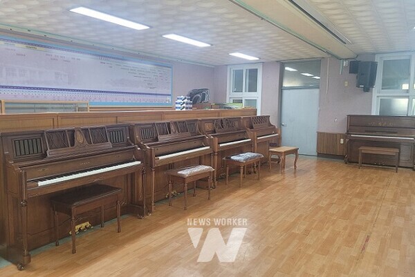 임동창 피아니스트가 자은초등학교에 기증한 어쿠스틱 피아노