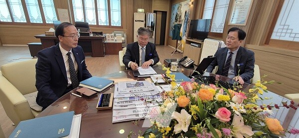 영광군(군수 장세일)은 군민 평생 연금시대의 실현을 위한 신재생에너지 발전사업에 대한 군민참여 및 개발이익 공유 관련 조례안의 입법예고를 ‘1호 결재’로 했다