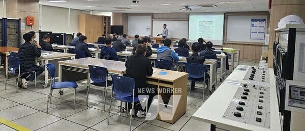 전남교육청 소속 학교 시설관리 직원들이 실무능력 향상과정 연수를 받고 있다