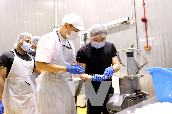 교촌에프앤비 본사 소속 직원(오른쪽 두번째)이 말레이시아 마스터프랜차이즈(MF) 직원들에게 각종 운영 노하우를 전수하고 있다. (출처:교촌에프앤비)