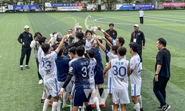 조덕제 감독이 이끄는 FC목포 축구단이 우승확정 후 환호하고 있다. / 목포시 제공
