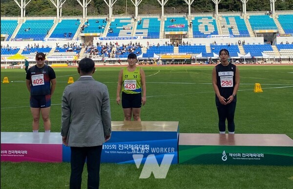 FC목포 선수단이 창단이래 최초로 전국체전 금메달을 획득한 후 기념촬영를 하고 있다. / 목포시 제공2. 조덕제 감독이 이끄는 FC목포 축구단이 우승확정 후 환호하고 있다. / 목포시 제공3. 여자일반부 해머던지기 박서진 선수가 전국체전 금메달 6연패를 달성했다. / 사진 가운데 박서진 선수