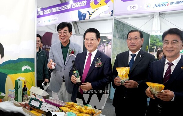 김영록 전라남도지사가 18일 오후 장흥군에서 열린 ‘제13회 대한민국통합의학박람회’ 개막식에서 박람회장을 둘러보고 있다.