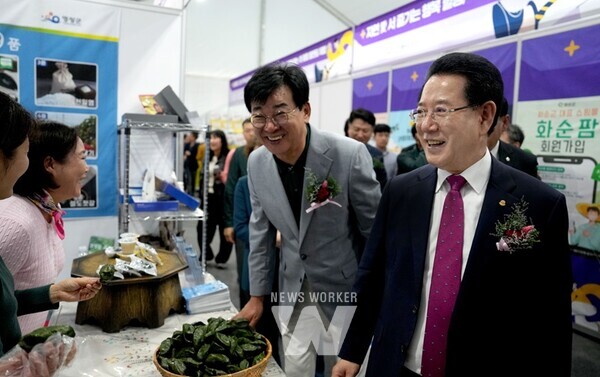 김영록 전라남도지사가 18일 오후 장흥군에서 열린 ‘제13회 대한민국통합의학박람회’ 개막식에서 박람회장을 둘러보고 있다.