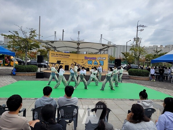 19일 목포시 노을공원 야외무대에서 ‘청소년미래도전프로젝트 Dream glow 버스킹’이 열렸다. 사진은 청미프 활동팀 공연 모습.