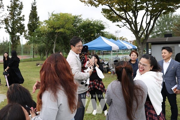 영암군 세계시민의 날영암군(군수 우승희)이 19일 삼호읍 대불종합체육공원에서 선·이주민 300여 명이 참석한 가운데 제17회 세계인의 날 기념행사 ‘하나된 세계, 함께하는 영암’을 개최했다