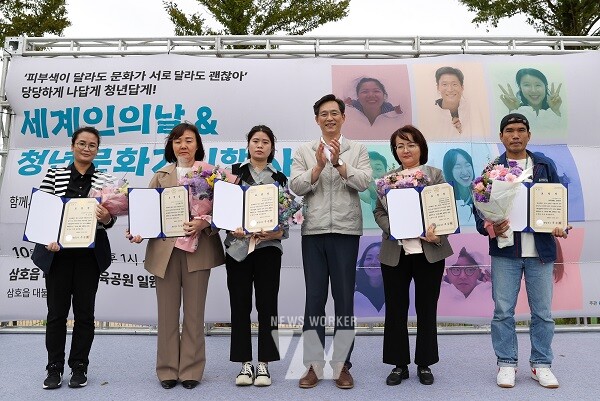 영암군(군수 우승희)이 19일 삼호읍 대불종합체육공원에서 선·이주민 300여 명이 참석한 가운데 제17회 세계인의 날 기념행사 ‘하나된 세계, 함께하는 영암’을 개최했다