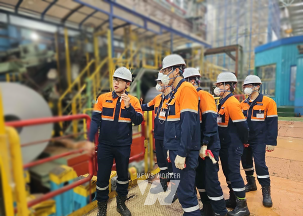 직무특화교육 과정에 입과한 광양제철소 생산기술직 인턴사원들이 제철소 현장에서 현장실습을 진행하고 있다