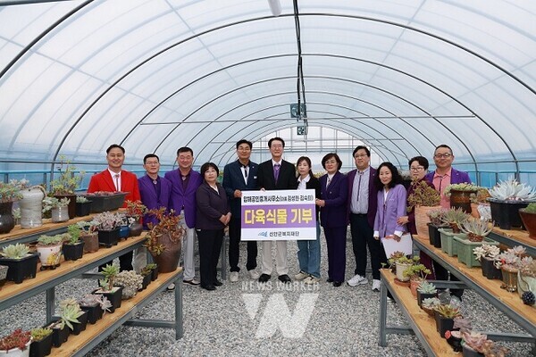 김숙희(압해읍) 님의 다육식물 1천 개 전달식 후 단체 기념 촬영을 하고 있다.