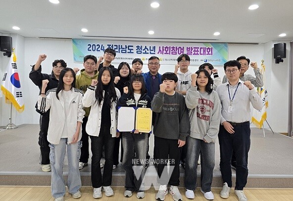 대회 수상 후 단체 기념 촬영을 하고 있다