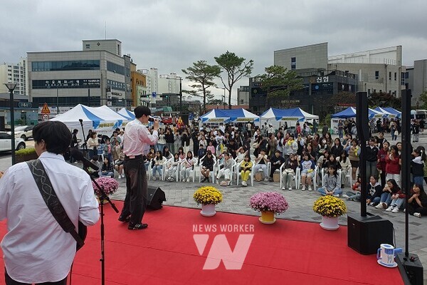 담양군(군수 이병노)은 지난 19일 청소년과 군민 500여 명이 참여한 가운데 담양군 청소년 어울한마당 ‘담빛청소년 올드스쿨 페스티벌’이 성황리에 열렸다