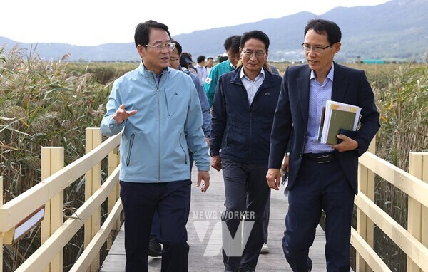 강진원 군수가 지난 21일, 강진만 춤추는 갈대축제가 열릴 강진만 생태공원 일대를 돌아보고, 준비 상황을 점검하고 있다.