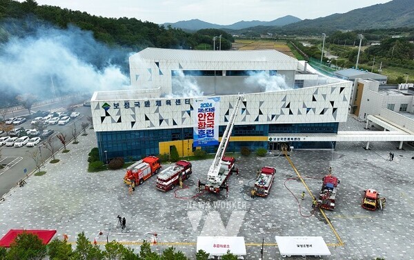 다중 밀집 시설의 대형 화재 발생에 대비해 훈련 장소인 보성국민체육센터를 모의 진화하고 있다