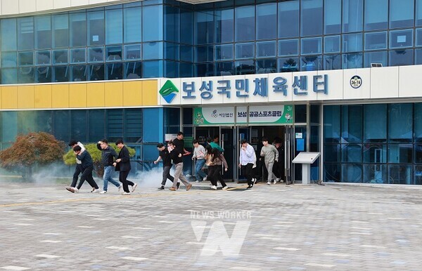 다중 밀집 시설의 대형 화재 발생에 대비해 대피 훈련을 하고 있다