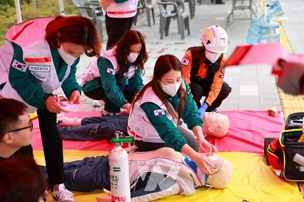 다중 밀집 시설의 대형 화재 발생에 대비해 부상자 응급조치 훈련을 하고 있다