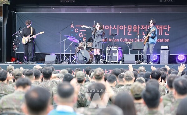 국립아시아문화전당재단(사장 김선옥·이하 ‘ACC재단’)은 지난 21일 오후 장성 육군보병학교 연병장에서 군 관계자 700여 명이 참석한 가운데 ‘찾아가는 ACC 무빙시어터 공연’을 개최했다.
