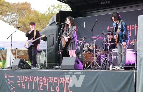 국립아시아문화전당재단(사장 김선옥·이하 ‘ACC재단’)은 지난 21일 오후 장성 육군보병학교 연병장에서 군 관계자 700여 명이 참석한 가운데 ‘찾아가는 ACC 무빙시어터 공연’을 개최했다.