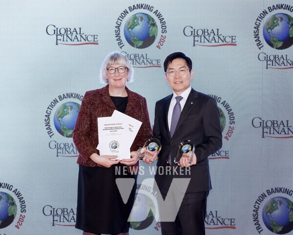 사진은 22일 베이징에서 개최된 글로벌파이낸스 주관 ‘2024년 트랜잭션 뱅킹 어워드’ 시상식에서 김형일 IBK기업은행 전무이사(오른쪽), 길리 라이트(Gilly Wright, 왼쪽) 글로벌파이낸스 트랜잭션 뱅킹 에디터가 기념촬영을 하고 있는 모습