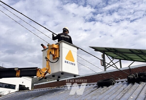 전남 장흥군은 스마트 안전 사업의 일환으로 지역 어르신 75가구에 무선 LED 전등 설치와 전기 안전 점검을 완료했다