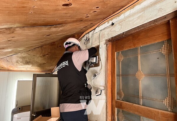 전남 장흥군은 스마트 안전 사업의 일환으로 지역 어르신 75가구에 무선 LED 전등 설치와 전기 안전 점검을 완료했다