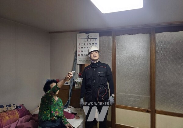 전남 장흥군은 스마트 안전 사업의 일환으로 지역 어르신 75가구에 무선 LED 전등 설치와 전기 안전 점검을 완료했다