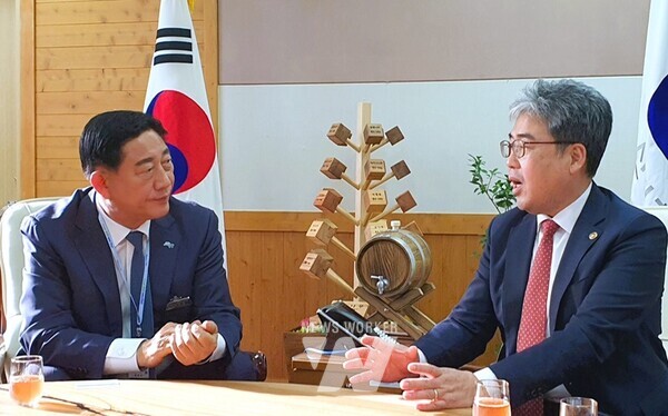 김한종 장성군수(좌)가 21일 임상섭 산림청장(우)과 면담을 갖고 국립아열대자생식물원 유치 협조를 요청했다.