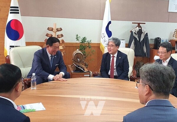김한종 장성군수(좌)가 21일 임상섭 산림청장(우)과 면담을 갖고 국립아열대자생식물원 유치 협조를 요청했다.