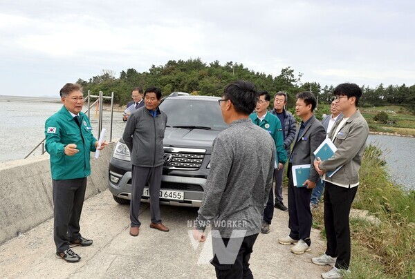 장세일 영광군수는 지난 21일 오전 11시 30분, 전남 서해안 일부 폭풍해일의 영향을 받아 바닷물이 역류한 현장을 방문했다.