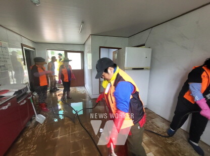 현산면 복지기동대와 여성의용소방대 수해 대청소 봉사 실시