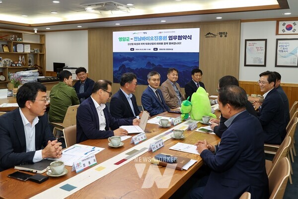 전남 영암군(군수 우승희)이 지난 22일 전남바이오진흥원과 지역특화산업 육성 및 신산업 발굴을 목표로 업무협약을 체결했다.