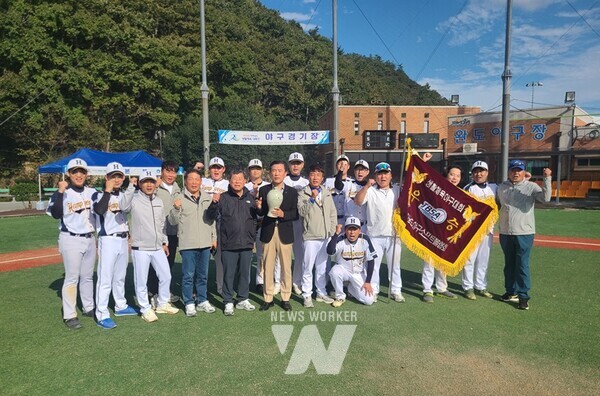 전라남도 함평군 야구 선수단(회장 김진석)이 지난 18일부터 20일까지 완도군에서 개최된 ‘제36회 전라남도 생활체육대축전’에 출전, 야구 종목에서 우승을 차지했다